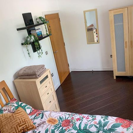 Room In Stratford With Private Bathroom And Parking Londra Exterior foto
