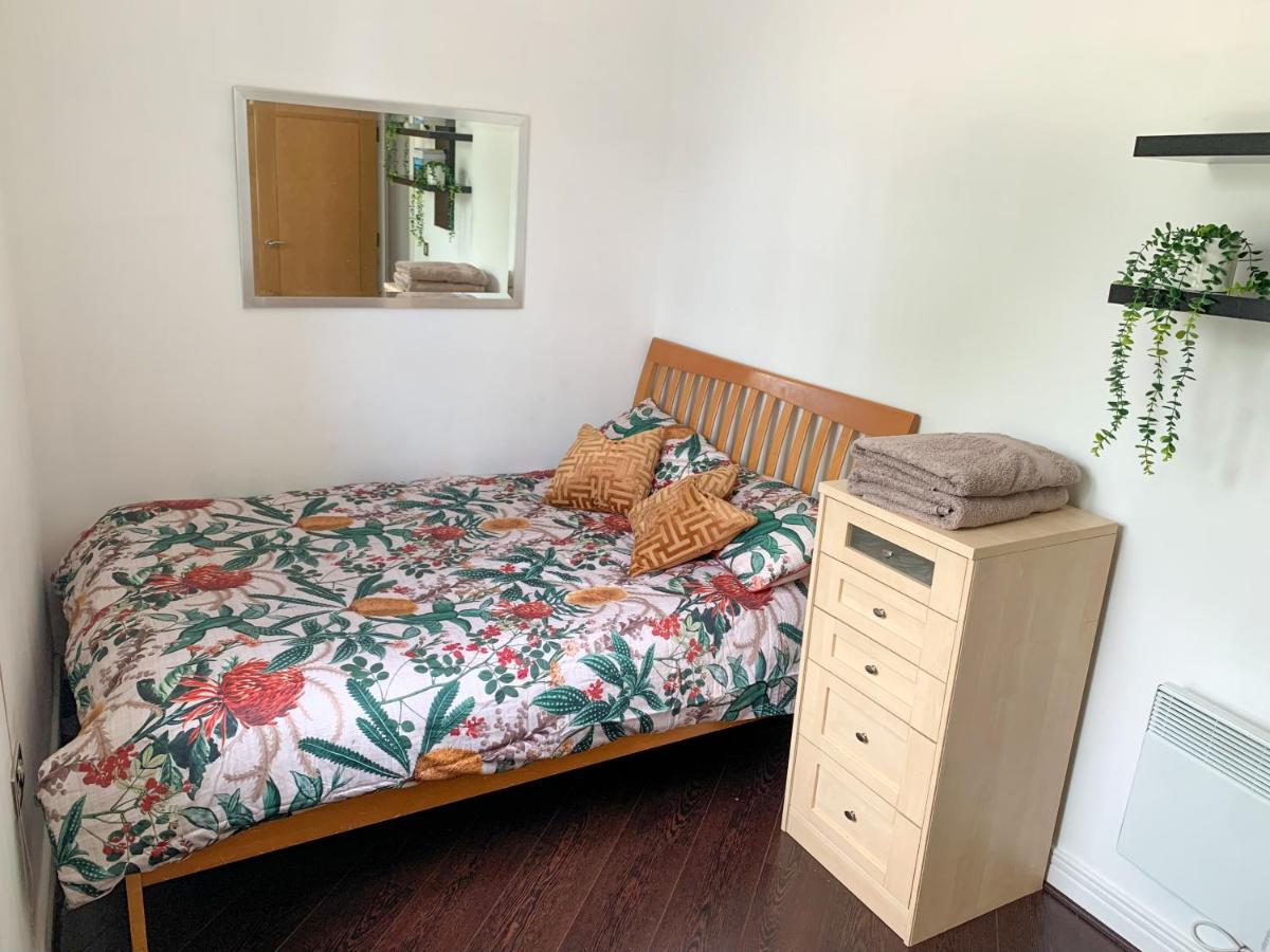 Room In Stratford With Private Bathroom And Parking Londra Exterior foto