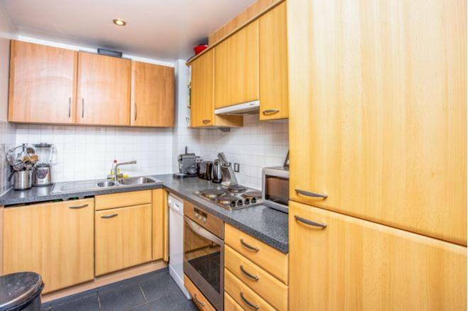 Room In Stratford With Private Bathroom And Parking Londra Exterior foto